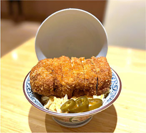 分厚い！かつ丼！茨城県産の『常陸の輝き』を使用！低温調理でしっとり柔らかに。