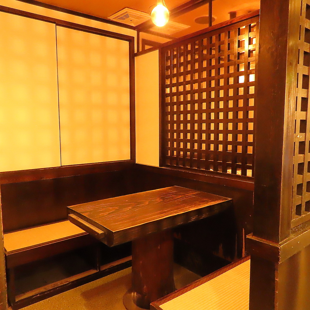 少人数宴会にぴったりな個室をご用意。女子会にもおすすめ。笑顔溢れるひとときをお楽しみください。