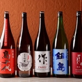当店自慢の日本酒は、厳選された地元の米と良質な水を使用し、職人の手によって丁寧に醸造されています。香り豊かなフルーティさと、滑らかな口当たりが特徴で、冷やしても温めても楽しめます。特に、食事との相性が抜群で、刺身などのコンビネーションは絶品。季節ごとの限定酒も取り揃えております。