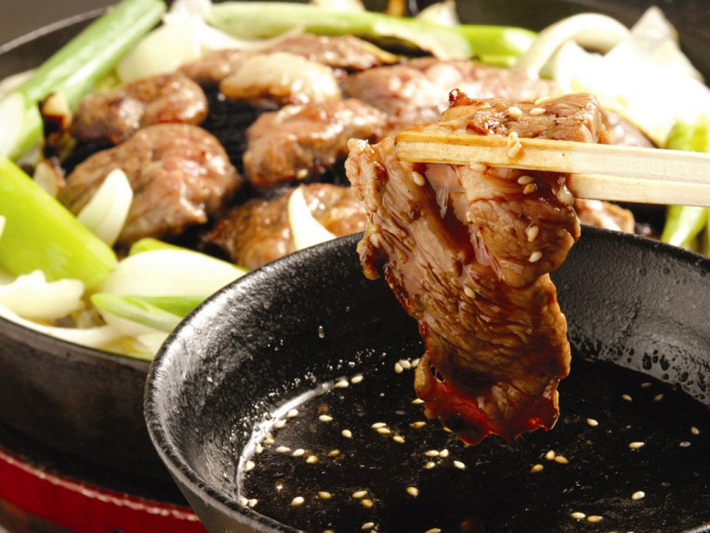 秘伝ダレにつけて食べると、より一層旨味がアップ！