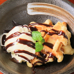 チョコレート焼きワッフル　バニラアイス添え