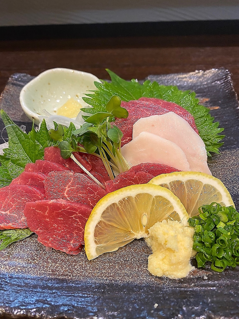 熊本といえば馬肉！刺身はもちろん、サーロインたたきや味噌煮など様々な味をお楽しみいただけます♪