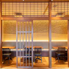 【２名×４】デートやご家族連れに最適なお席もございます◎よりプライベートな空間をご希望のお客様には、こちらの2名様×4卓のテーブル席がおすすめです♪和のテイストの店内は、デートはもちろん、ご家族連れも大歓迎！南海難波駅東出口より徒歩約1分とアクセスも抜群です◎