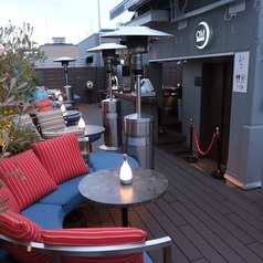 開放感あふれる空間で、非日常的な体験をお楽しみいただけます。美しい夜景や空を眺めながら、食事や会話を楽しむことができ、見晴らしの良い場所で自然の風を感じる贅沢なひとときを提供します。まるで高級リゾートにいるかのような特別な雰囲気が、心を癒し、素晴らしい思い出を作ります。特別な時間をぜひご堪能下さい。