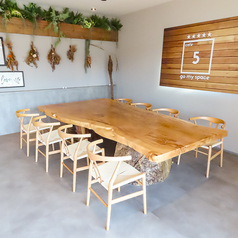 店内8名掛けの大きなテーブル