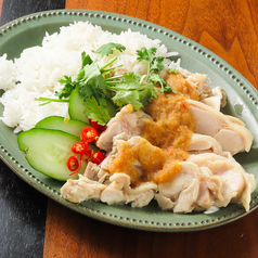 【鶏肉の旨みとソースが絶品！】鶏肉のジューシーさがたまらない！タイ風チキンライス「カオマンガイ」◎の写真