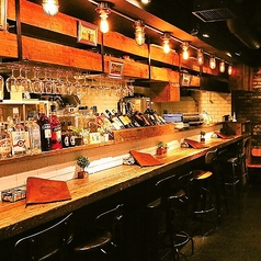 3種のチェアーがお洒落なカウンター。2人の距離がぐっと近づくのでデートにも人気♪