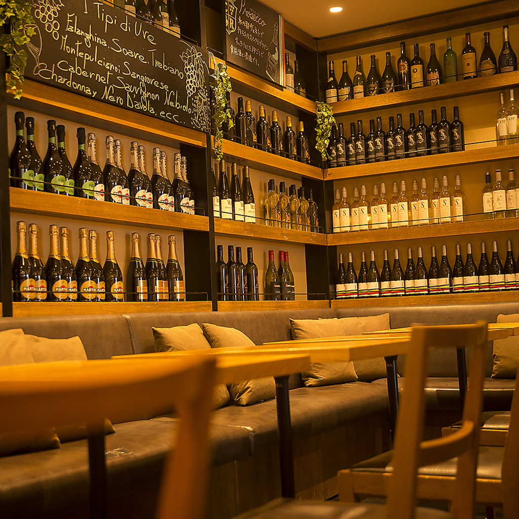 モノトーン基調のお洒落な空間♪店内にはお料理にぴったりなワインがずらりとディスプレイ。