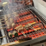12種類の焼き鳥が揃い、飽きることなく楽しめます。鶏ももやネギ間、鶏かわも大人気のメニューです。