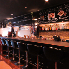 お一人様歓迎！店内は開放的で思わず心が弾むような雰囲気です。カウンター席での食事は、シェフの手さばきを間近に見ることができます。周囲の賑やかな声が、まるで自分もその一部になったかのような気分にさせてくれます。友達との楽しい会話や一人の時間もここなら満喫できるでしょう。新しい出会いや発見が待ってます♪