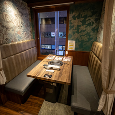 アジアンリゾートな店内でゆったりとお寛ぎください！シックで大人な雰囲気の店内でごゆっくり焼肉をお楽しみください。