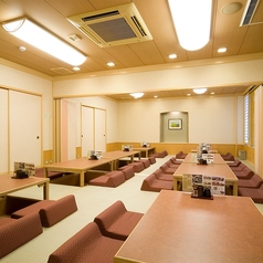 個室もございます。ご家族・お仲間の集まりなどのシーンに合わせてお使いいただけます。※店舗により部屋の配置・席数が異なる場合がございます