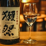 新鮮なこだわり食材を雰囲気溢れるテーブル席でお酒とともに味わう…
