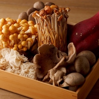 季節の食材を仕入れ、ご提供。