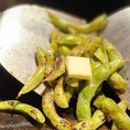 天満橋店で不動のおつまみの人気メニューの枝豆！バター醤油で香ばしく焼き上げる焼き枝豆もご用意可能です。