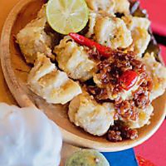 Fried Siomai (Dumpling) w/ Garlic Sauce　　揚げシュウマイ　自家製食べるラー油のせ