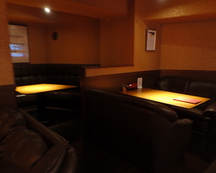 【ソファー席】肩肘張らず、ゆったりくつろぐことのできるソファー席をご用意いたしました。良いお酒を楽しい仲間と飲みたい時や外せないデートなど、シーンを選ばずお使いいただけるのも魅力のひとつです。ワンランク上の特別な時間を満喫できるソファー席で、大人のひと時を過ごしませんか。