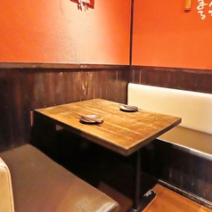 落ち着いた店内空間にあるテーブル席は、ゆったりとお食事を楽しむことが可能です。宴会コースや美味しい逸品料理、種類豊富なドリンクをご用意してお待ちしております。