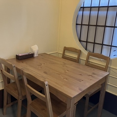 温かみのある木を基調としたテーブルです！