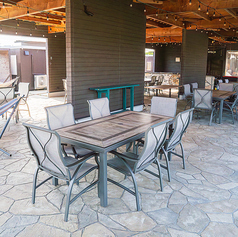 屋根のある吹き抜けの席となっております。