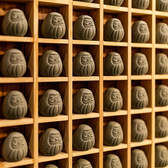 和の風情を感じるシンプルモダンな空間が広がる店内。木の温もりと柔らかな灯りに包まれた落ち着いた雰囲気の中で、心安らぐひと時をお過ごしください。2名様の少人数から団体様まで幅広くご利用可能。ご宴会や会食、接待など、銀座でのさまざまなシーンに最適な上質空間をご用意しております。