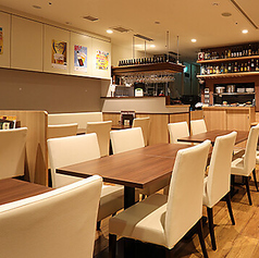 ゆったりとした4名様用のお席は、広々としたテーブルで賑やかに料理を囲めるのが魅力。肩肘張らずに楽しめるカジュアルなインド料理店なので、お子様連れなど家族との食事にピッタリです。