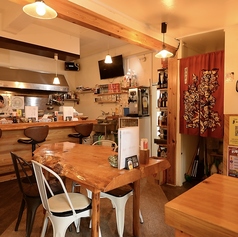 少人数でも、お席を結合して大人数でもご利用可能です。仲間とワイワイ盛り上がるのにぴったりなテーブル席が揃っています。自然と会話が弾むレイアウトと、料理を囲みやすいゆったりスペースが魅力。居心地の良い照明が楽しい雰囲気をさらに盛り上げ、賑やかな飲み会にも、気軽な集まりにも最適な空間です。