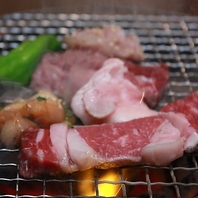 旨味が凝縮する本格的な炭火七輪での調理