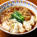 料理メニュー写真 名物海老ワンタン麺（醤油・塩）
