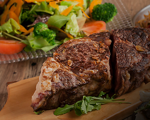 自家製熟成肉が味わえる鉄板料理店♪名物エアーズロックステーキもボリューム満点です