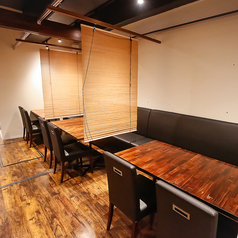 【カップルシート】デートや記念日など、特別な日のお食事にも対応いたします。落ち着いた照明とテーブルの配置で、二人のプライベートな時間を大切に演出します。