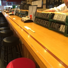 寿司カウンターでは、職人さんの本格技術を対面越しに見れます☆その手さばきを見ながらつまむ寿司は一段とおいしいです♪