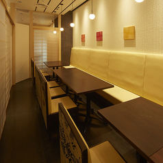 【宴会個室:最大16名様まで】和洋が織り成すモダンな雰囲気が魅力の空間。金糸の刺繍織がほどこされた椅子が華やかな雰囲気を演出しています。片側がソファシートになっているので長時間でもゆっくりとおくつろぎいただけます!※禁煙席