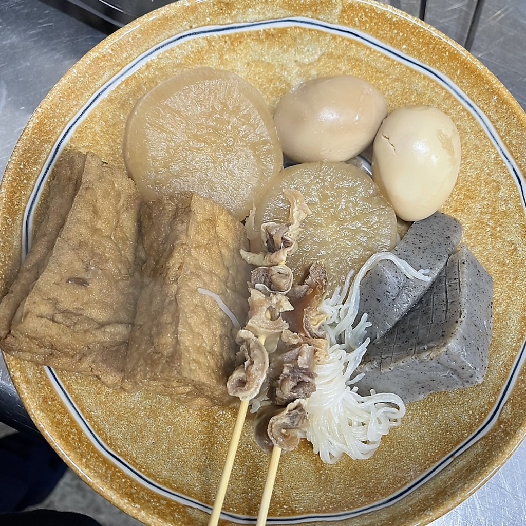 当店自慢の名物おでんは厳選した素材を使い、特製出汁で煮込んだ絶品。寒い日には特におすすめです。