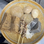 当店自慢の名物おでんは厳選した素材を使い、特製出汁で煮込んだ絶品。寒い日には特におすすめです。