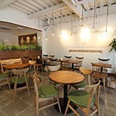 仕切りなしで会話も弾む、カジュアルなテーブル席。