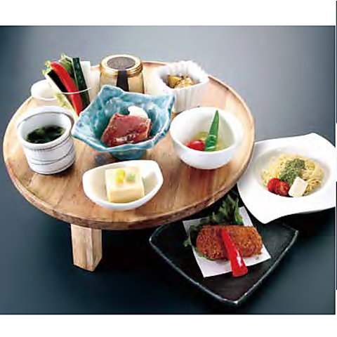 美味しい創作料理やすしをお楽しみ頂ける他、ご宴会・法事・慶事のご予約も承ります。