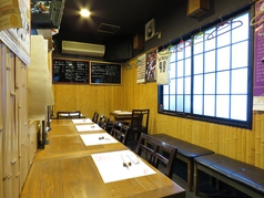 店内奥に有りゆったりとお寛ぎ頂けるテーブルのお席です。2名席が2つ有りますので繋げて4名様でもお使い頂けます。