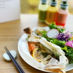 サーモンときのこの紙包み焼き ハーブの香り