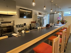 カウンターのみ9席のいごこちのいいお店です