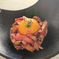 料理メニュー写真 牛タン炙りユッケ