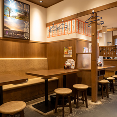 2名 / 4名テーブル席。人数に応じてお席のご用意可能です。お気軽にお声がけください！