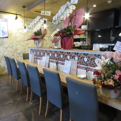 カウンター席が10席ありアットホームな雰囲気の当店は、ふらっと立ち寄りやすい環境が整っています。おひとり様も大歓迎で、気軽にお越しいただけます。落ち着いた空間で、ゆったりとランチや居酒屋メニューを楽しむことができるので、忙しい日常の中でもリフレッシュできるひとときを提供します。リラックスタイムにぜひ！