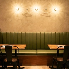 【貸切・パーティーに◎】間接照明が優しく照らすお洒落な空間は、貸切やパーティー等の大人数でのご利用も可能!気軽にご相談ください。