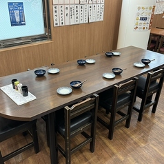 中型宴会に人気の8名様テーブル。5名様以上でご利用いただけます！