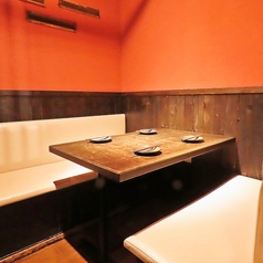 落ち着いた店内空間にあるテーブル席は、ゆったりとお食事を楽しむことが可能です。宴会コースや美味しい逸品料理、種類豊富なドリンクをご用意してお待ちしております。