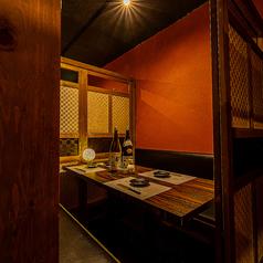 2名様から個室席でご案内させていただきます。少人数様向けの個室は気の知れた仲間との飲み会,外せない接待など幅広いシーンにご利用いただいております！お席のご要望やご質問などございましたらお気軽にお電話でお問い合わせくださいませ♪（八王子/個室/居酒屋/食べ放題/飲み放題/宴会/女子会/接待/地鶏/海鮮）