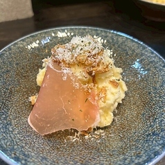 ポテサラから揚げ物まで豊富！自慢の創作料理の数々の写真