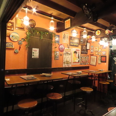 4名様までご利用いただけるテーブル席。隠れ家的要素たっぷりな店内で、本格的なピザをお楽しみいただけます。