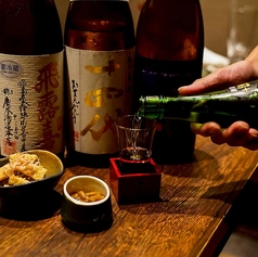 オシャレでありながら、気軽に過ごせる居心地抜群の店内。国産備長炭で焼き上げた地鶏や銘柄鶏の焼鳥は、香り高く、食感も抜群です。熟練の職人が一つ一つ丁寧に仕込み、旨みを引き出しています。友人との食事やデートにぴったりの空間で、特別なひとときを楽しむことができます。ぜひその味わいを堪能してみてください。